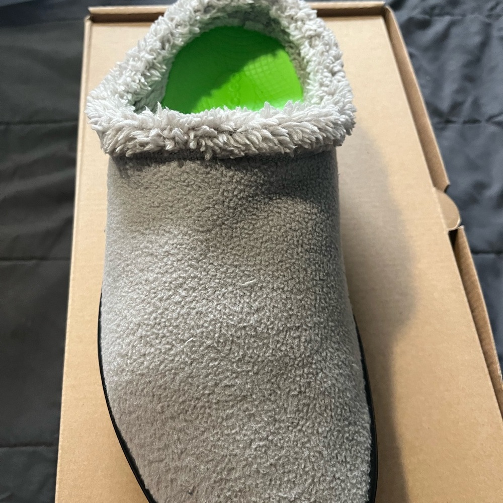 OOFOS Men's Gray and Neon Green Slip-On Loafers